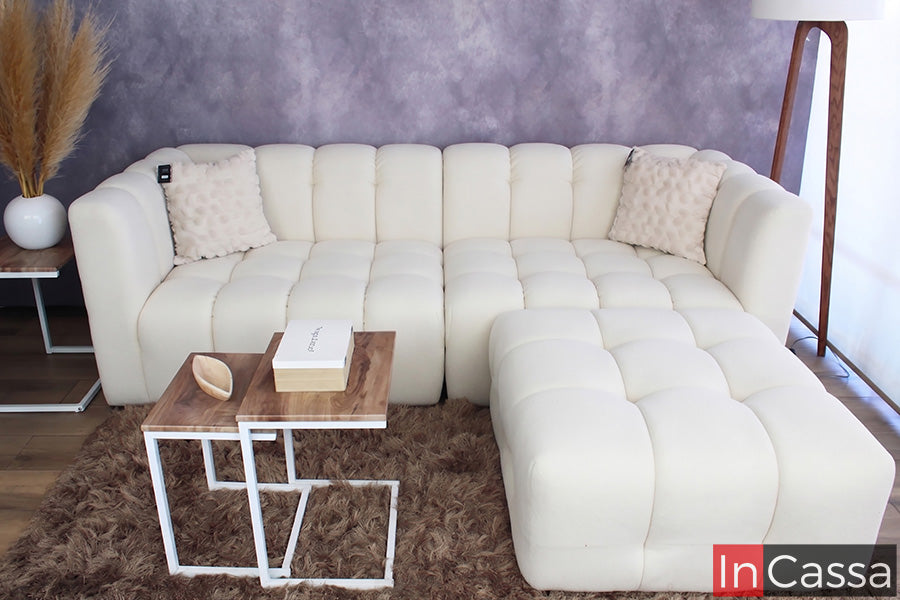La imagen muestra la Sala tipo NUBE Modular Modelo RODAS tapizada en suede hueso, destacando su elegante diseño curvo y su amplia chaise longue integrada. Su acolchado tipo nube brinda una apariencia moderna y acogedora, mientras que el tono hueso aporta luminosidad y sofisticación, convirtiéndola en una excelente opción para crear espacios cómodos, cálidos y contemporáneos.