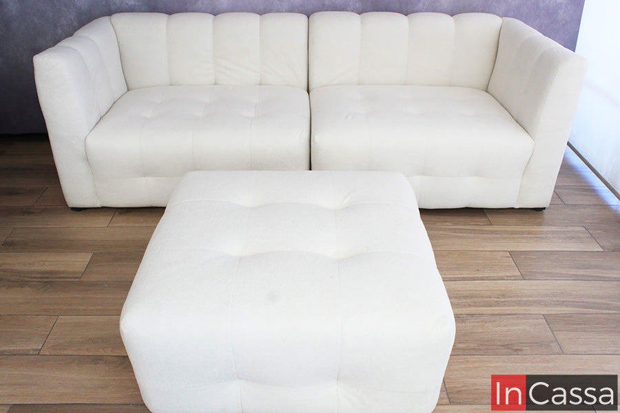 En esta vista frontal se aprecia la sala modular RODAS en suede color hueso con puff independiente, destacando su capitoneado uniforme y diseño envolvente; su estética limpia y moderna aporta confort y equilibrio visual a cualquier espacio.