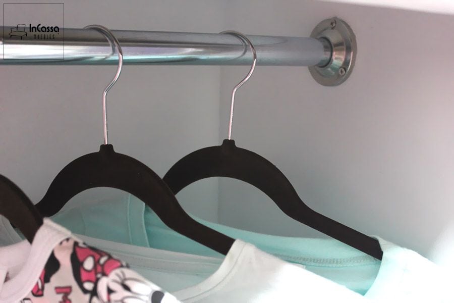 La imagen muestra el interior del Roperito Infantil Modelo ROMINA, destacando su tubo colgador metálico con soporte reforzado, ideal para mantener la ropa infantil ordenada y sin arrugas. Este detalle combina resistencia y practicidad, complementando el diseño funcional y encantador del mueble.