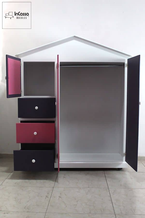 Esta toma del Roperito Infantil Modelo ROMINA resalta su interior espacioso y bien distribuido, con tubo colgador metálico y cajones de excelente capacidad. Su diseño funcional facilita mantener la ropa y accesorios de los pequeños perfectamente organizados, combinando encanto y practicidad en un solo mueble.