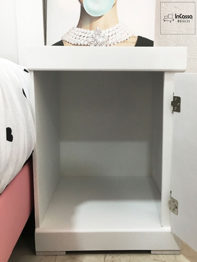 La foto presenta un buró abierto en color blanco completo, ideal para almacenamiento. Su diseño limpio y minimalista complementa cualquier habitación infantil o juvenil.