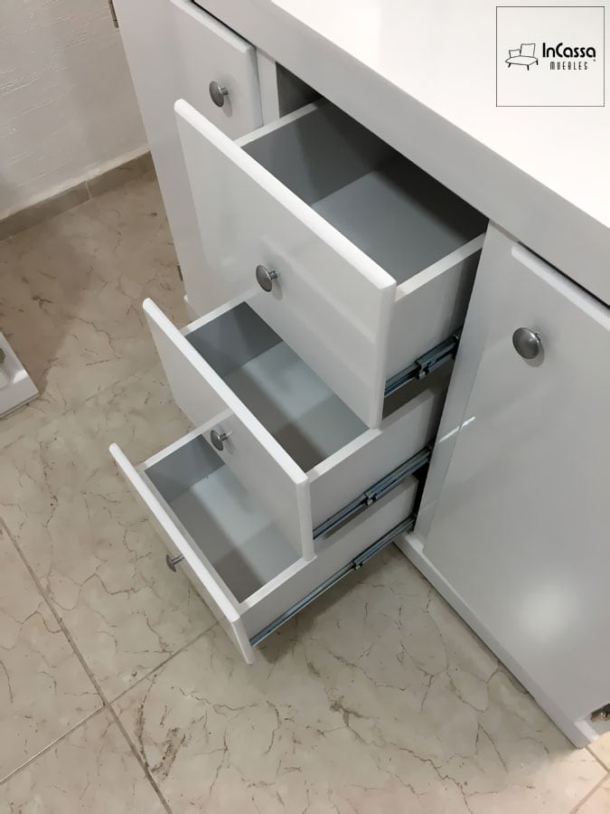 La imagen muestra los tres cajones del tocador en color blanco completo, diseñados con rieles metálicos de alta calidad para un deslizamiento suave. Ideales para mantener todo organizado y al alcance.