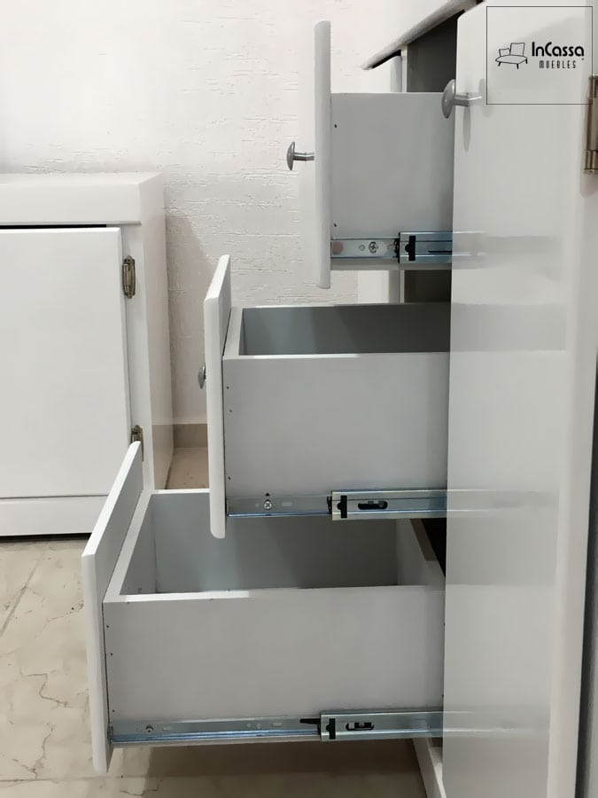 La foto presenta los cajones del tocador blanco totalmente abiertos, destacando los rieles metálicos de extensión completa. Perfectos para almacenar y acceder a tus pertenencias con facilidad.
