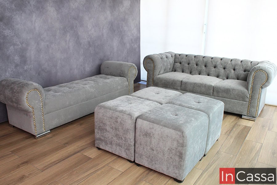 Se presenta un elegante set de sala en tapizado en suede gris perla, compuesto por un sofá capitoneado, un diván clásico y taburetes que pueden usarse como mesas o asientos adicionales. Ideal para crear un espacio sofisticado y funcional.