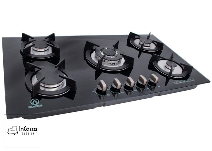 Perfecta para cocinas contemporáneas, esta moderna parrilla empotrable a gas ofrece un acabado en vidrio templado negro y 5 quemadores, combinando estilo y funcionalidad en un solo producto.