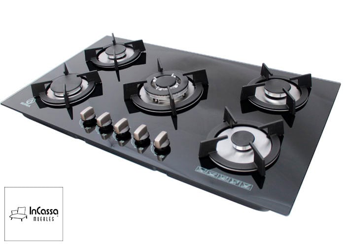 Esta sofisticada parrilla empotrable de gas, con su superficie de vidrio templado negro, destaca por sus 5 quemadores estratégicamente distribuidos, ofreciendo un diseño minimalista y perillas ergonómicas.
