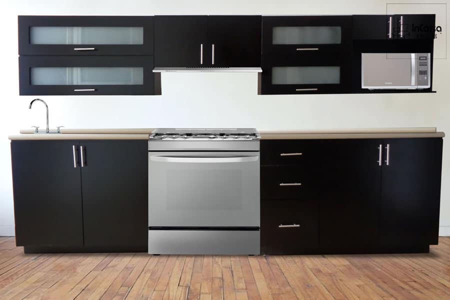 Cocina de 3.10m de color chocolate y diseñada para estufa de piso. La cocina consta de 2 módulos inferiores y 3 superiores, de los cuales destaca la alacena superior con espacio para microondas.