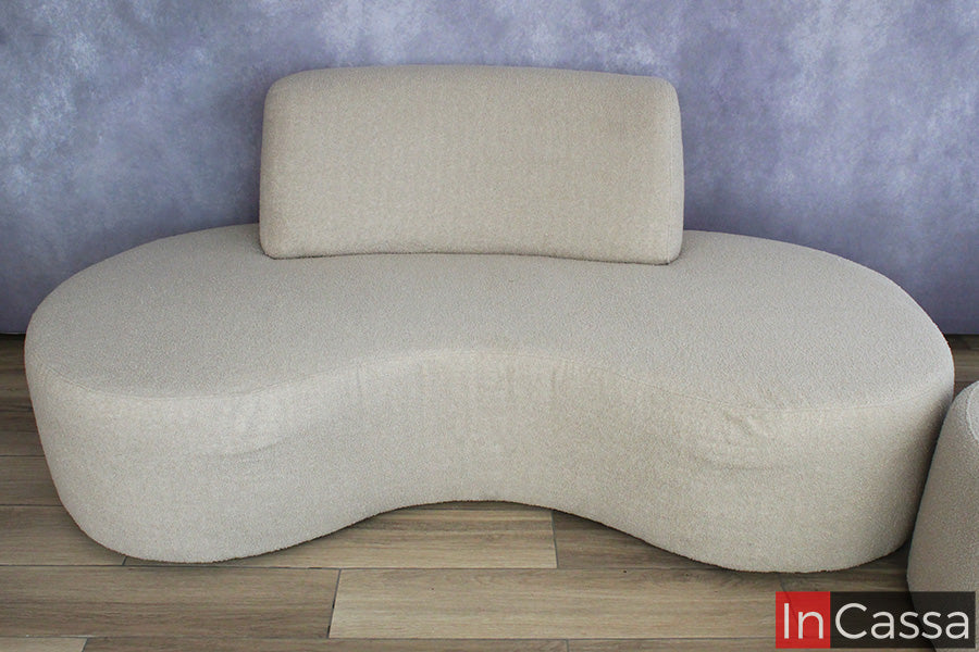 La imagen destaca un módulo de la Sala Redonda Modelo SALÓNICA tapizado en suede gris perla, con diseño orgánico y líneas suaves. Su forma fluida aporta modernidad, confort y una estética elegante para cualquier espacio.