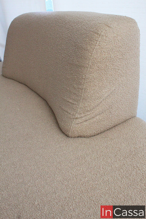 Un acercamiento resalta el tapizado en suede gris perla del Modelo SALÓNICA, mostrando su textura tipo bouclé y costuras limpias. Este acabado aporta calidez, confort y una sensación premium ideal para espacios modernos y acogedores.