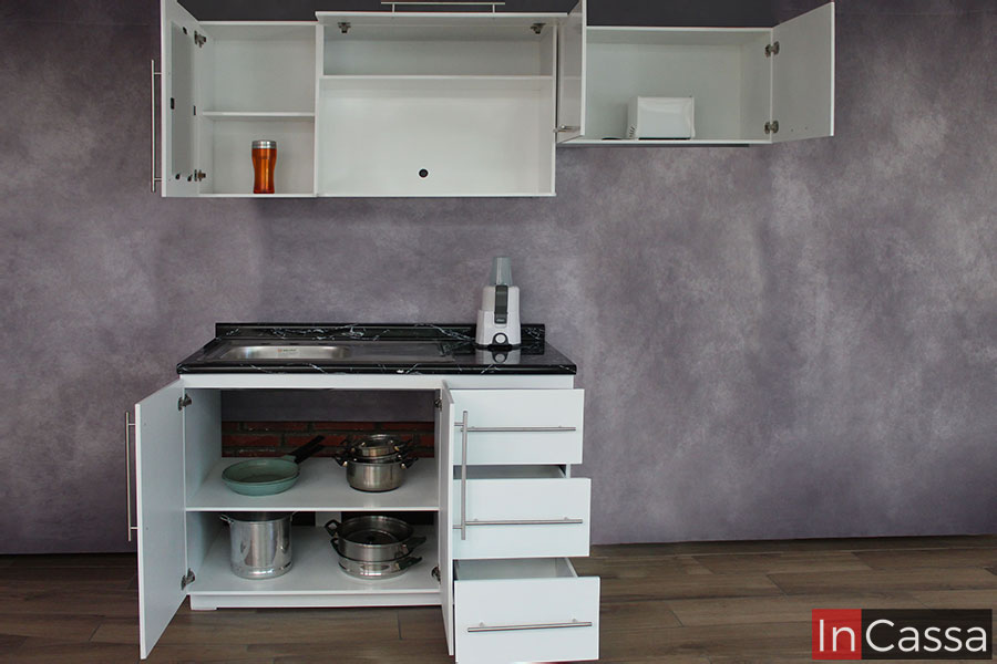 Mostramos cada una de las puertas abiertas mostrando el interior de cada compartimento, todos los interiores conservan un tono blanco al igual que los exteriores de la cocina.
