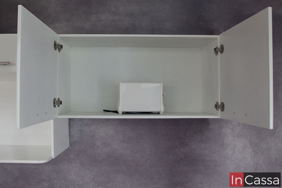 Podemos ver el interior del modulo sobre campana, el cuál es blanco en su totalidad. Vemos apoyada una tostadora con la cuál podemos hacernos una idea de la capacidad de la alacena.