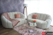 En esta vista frontal, la sala SAMARA en suede color hueso destaca por su diseño tipo nube con formas curvas y envolventes; su tono claro aporta suavidad y elegancia, creando un ambiente acogedor, moderno y sofisticado.