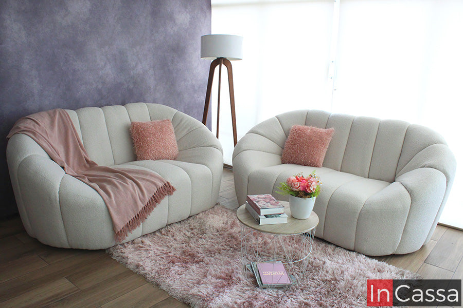 En esta vista frontal, la sala SAMARA en suede color hueso destaca por su diseño tipo nube con formas curvas y envolventes; su tono claro aporta suavidad y elegancia, creando un ambiente acogedor, moderno y sofisticado.