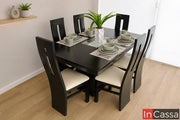 Se observa el Comedor Modelo SAN JOSÉ para 6 personas en color chocolate con asientos tapizados en suede color hueso. Su mesa con detalle central de cristal y sus sillas de respaldo alto combinan elegancia, comodidad y funcionalidad, creando el espacio perfecto para compartir comidas y reuniones familiares con un estilo contemporáneo.
