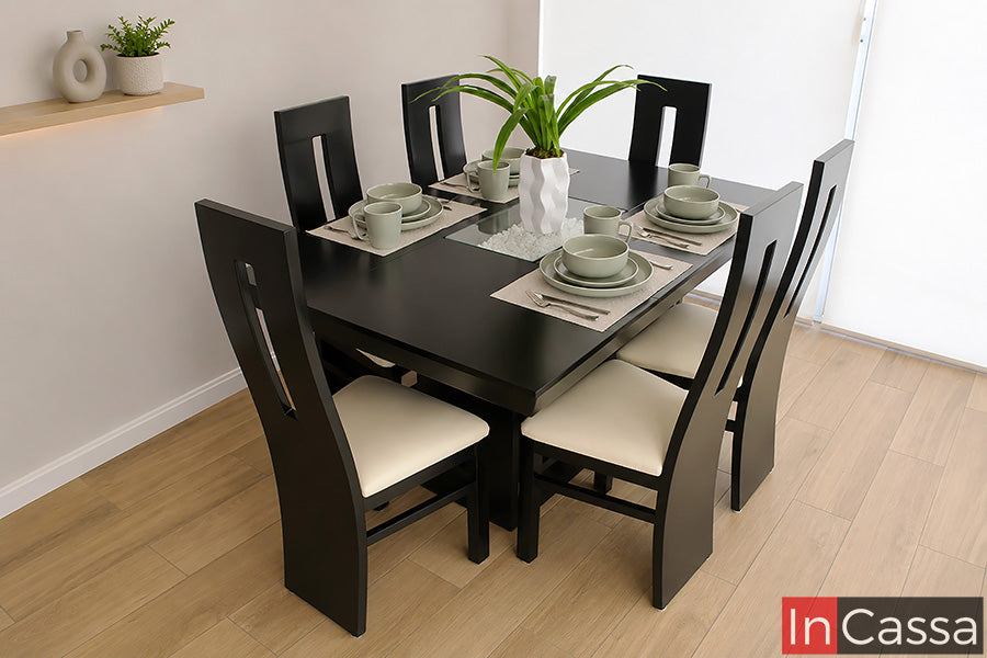 Se observa el Comedor Modelo SAN JOSÉ para 6 personas en color chocolate con asientos tapizados en suede color hueso. Su mesa con detalle central de cristal y sus sillas de respaldo alto combinan elegancia, comodidad y funcionalidad, creando el espacio perfecto para compartir comidas y reuniones familiares con un estilo contemporáneo.