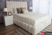 La imagen presenta la Recámara Viral Estilo Pinterest modelo SEDONA tapizada en suede hueso, acompañada de burós en color blanco. Su diseño envolvente, cabecera alta acolchada y acabado suave crean un ambiente elegante, cálido y totalmente en tendencia.