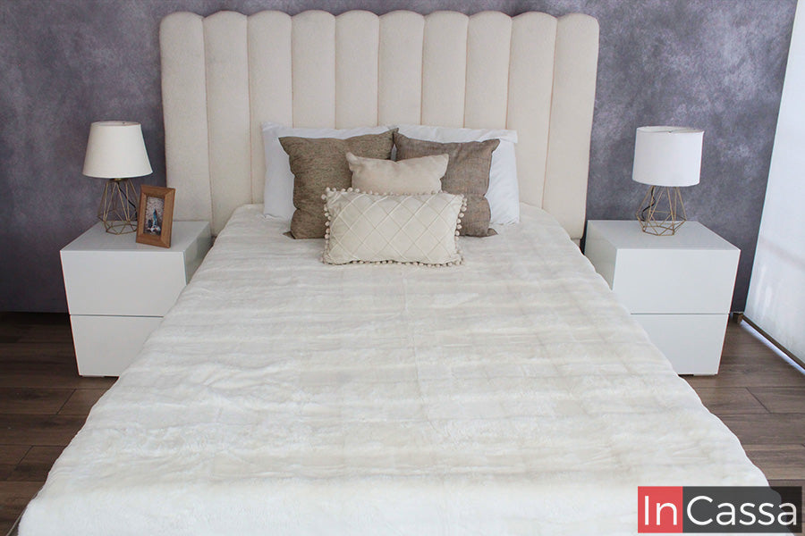 En esta foto, la Recámara Viral Estilo Pinterest modelo SEDONA tapizada en suede hueso luce una composición simétrica y sofisticada. La cabecera acolchada de gran altura, junto a los burós blancos, proyecta un estilo moderno, suave y acogedor.