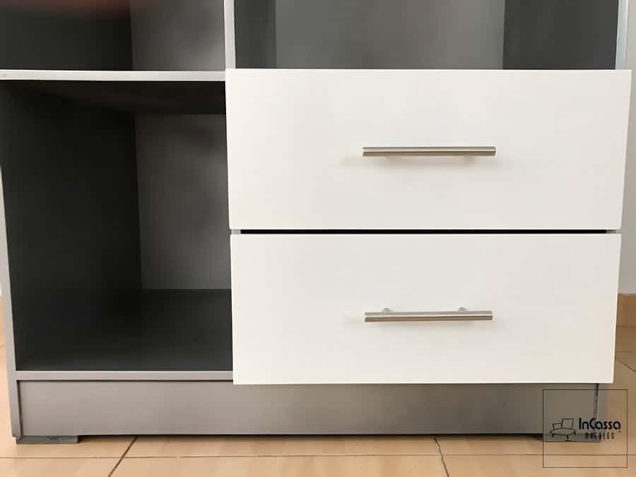 Se presenta la parte baja del guardarropa SHANGHAI en color plata, destacando sus dos cajones blancos con jaladeras metálicas y correderas de extensión para un deslizamiento suave. El contraste entre el tono plata y el frente blanco ofrece una apariencia moderna, elegante y muy combinable.