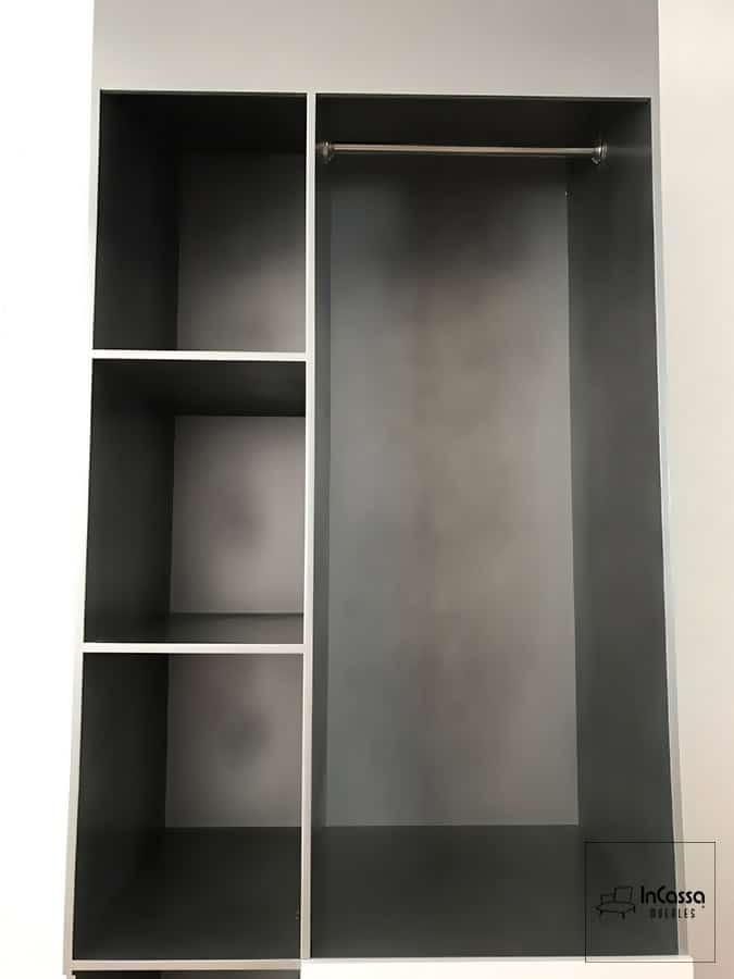 La imagen muestra el guardarropa SHANGHAI en color plata, resaltando el área amplia con tubo metálico para colgar prendas y las repisas abiertas del lado izquierdo, ideales para zapatos, ropa doblada o accesorios. El diseño luce moderno, práctico y muy funcional.