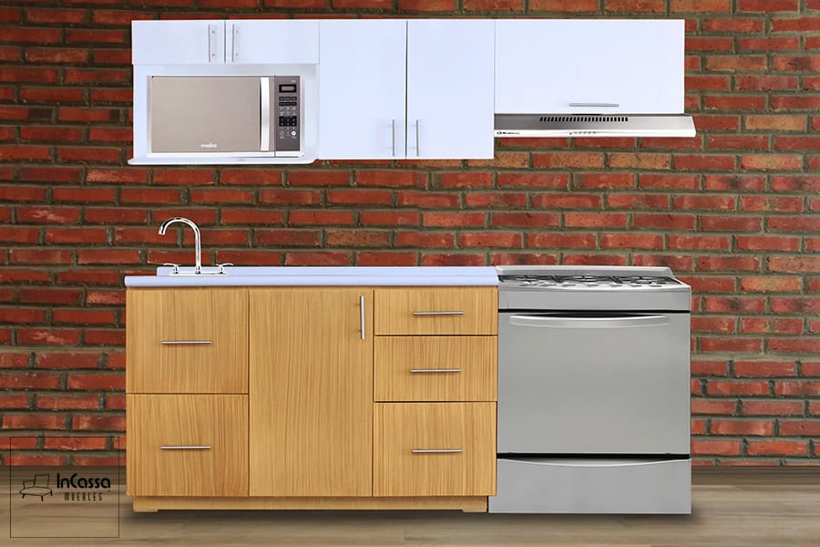 Cocina minimalista diseñada para Estufa de piso. La cocina se presenta instalada frente a una pared de ladrillo, y consta de un módulo inferior con cubierta de formaica con acabado natural, un mueble sobre campana y una alacena superior con porta microondas, ambos módulos superiores son de color blanco completo.