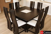 Se aprecia el Comedor Modelo SIDNEY para 8 personas en color chocolate con asientos tapizados en suede color hueso, un diseño de estilo contemporáneo que destaca por su amplia cubierta, líneas limpias y elegante contraste de colores. Su detalle central en tono claro aporta un toque distintivo y sofisticado, mientras que las sillas de respaldo alto con asientos tapizados ofrecen gran comodidad, convirtiéndolo en la opción ideal para disfrutar reuniones familiares y ocasiones especiales con total confort.