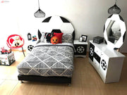 Fotografía de la recámara infantil Soccer con temática de fútbol en colores blanco y negro, con cabecera en forma de balón, burós y tocador a juego. La toma muestra la cama individual al centro, ropa de cama geométrica y decoración con cojines y accesorios que refuerzan el estilo deportivo.