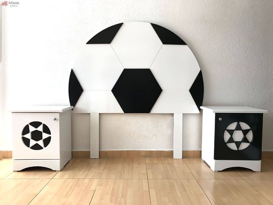 Imagen que presenta la cabecera semicircular con diseño de balón de fútbol Soccer en blanco y negro, acompañada por dos burós laterales a juego. La toma destaca el acabado brillante y el patrón geométrico, ideal para un ambiente juvenil y temático.