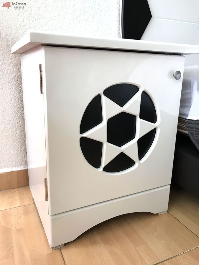 La toma en primer plano muestra el buró blanco con puerta decorada con figura de balón en negro, resaltando el acabado brillante y los herrajes metálicos. Ideal para complementar una recámara juvenil con temática futbolística.