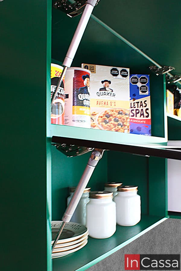 Una toma lateral del módulo superior, en la que resalta sus amplios compartimentos y ofrece una vista más cercana de los pistones neumáticos, los cuales permiten la apertura y cierre vertical de las puertas. Los interiores del módulo mantienen el mismo color verde que puede observarse en su estructura externa.