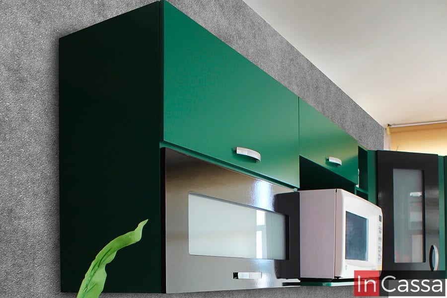 Una toma lateral de la alacena superior con espacio para microondas incluida en la cocina, la cuál permite apreciar la estructura completa del módulo así como algunos detalles adicionales, tales como sus jaladeras de arco metálicas, su puerta de cristal con marco negro, e incluso la profundidad de su espacio para microondas.