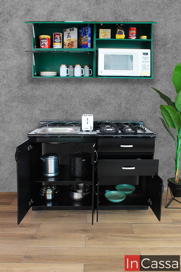 Una foto que presenta a la cocina con todas sus puertas y compartimentos abiertos, revelando todos sus espacios interiores disponibles, los cuales conservan los mismos colores que las partes exteriores de cada módulo.