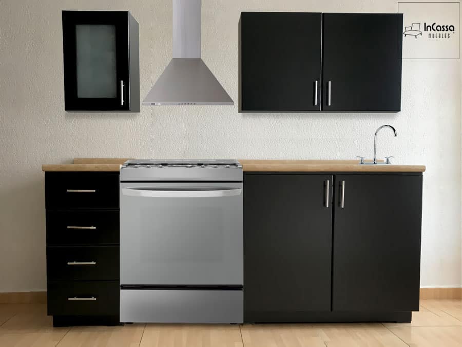 Cocina integral en diseño moderno y compacto, con módulos superiores e inferiores en acabado chocolate mate, cubierta de formaica en estilo mármol escalona, espacio para estufa de 30", y campana de acero inoxidable.