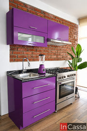 Cocina Integral TEPOSCOLULA de 1.60 m para ESTUFA en color uva con cubierta de formaica estilo mármol negro, diseño compacto y funcional con módulos superiores, amplios cajones inferiores y espacio destinado para estufa.