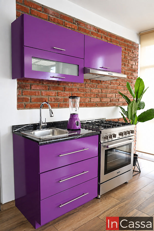 Cocina Integral TEPOSCOLULA de 1.60 m para ESTUFA en color uva con cubierta de formaica estilo mármol negro, diseño compacto y funcional con módulos superiores, amplios cajones inferiores y espacio destinado para estufa.