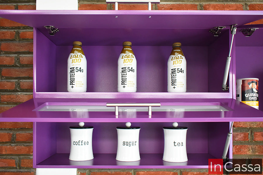 Organización práctica al alcance de tu mano. Alacena superior de la Cocina Integral TEPOSCOLULA de 1.60 m para ESTUFA en color uva, con amplios espacios de almacenamiento, puertas abatibles con pistones hidráulicos y detalles en cristal.