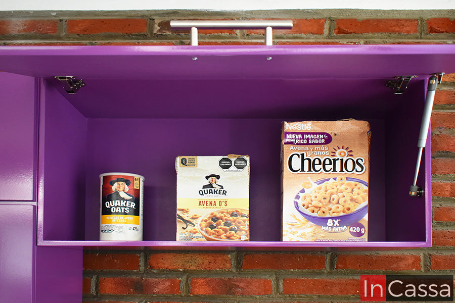 Aprovecha cada espacio para mantener tu cocina organizada y todo siempre a la mano. Amplia alacena superior de la Cocina Integral TEPOSCOLULA de 1.60 m para ESTUFA en color uva, con puerta abatible y pistón hidráulico para una apertura cómoda y práctica.