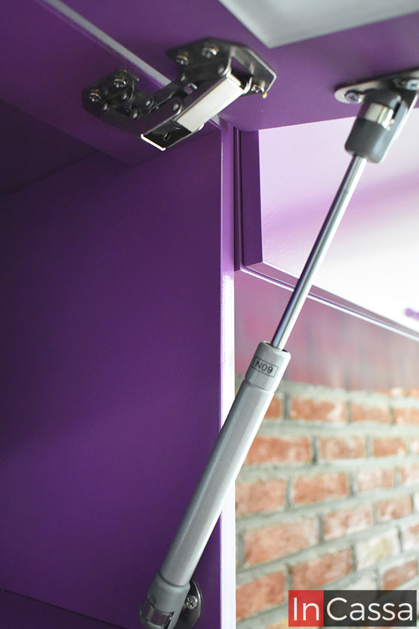 Detalles que hacen más cómoda tu cocina todos los días. Sistema de apertura con pistón hidráulico en la alacena superior de la Cocina Integral TEPOSCOLULA de 1.60 m para ESTUFA, diseñado para facilitar la apertura y mantener la puerta elevada mientras accedes al interior.
