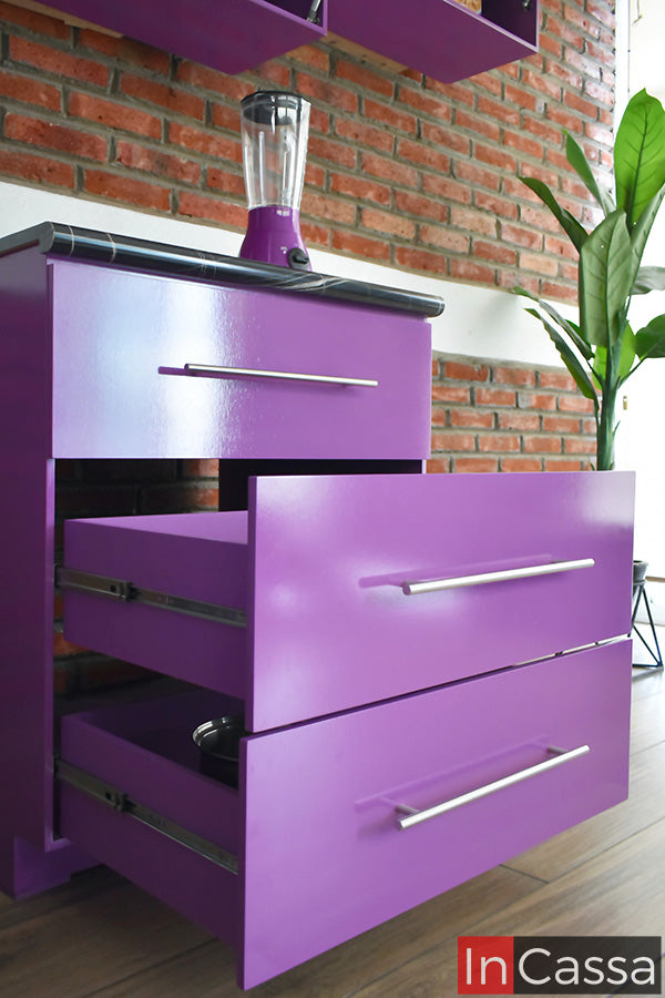 Más espacio para organizar, guardar y disfrutar tu cocina sin complicaciones. Amplios cajones inferiores de la Cocina Integral TEPOSCOLULA de 1.60 m para ESTUFA en color uva, con correderas metálicas y jaladeras que facilitan el acceso a utensilios y accesorios de uso diario.