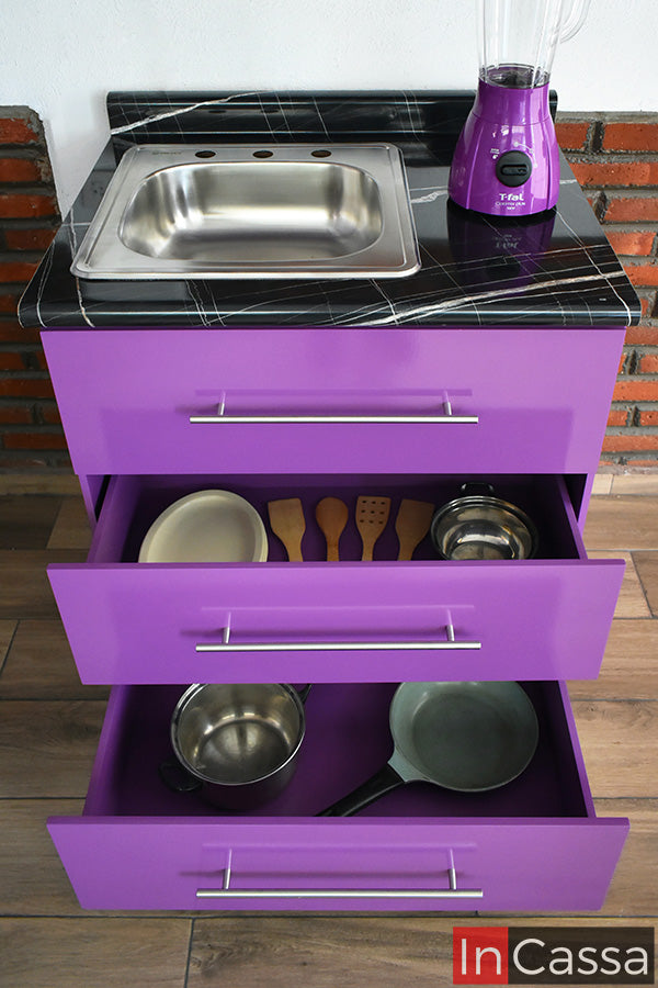 Todo en su lugar, incluso cuando el espacio es compacto. Amplios cajones inferiores de la Cocina Integral TEPOSCOLULA de 1.60 m para ESTUFA en color uva, ideales para organizar desde cubiertos y utensilios hasta ollas y accesorios de cocina, con práctico sistema de correderas metálicas.