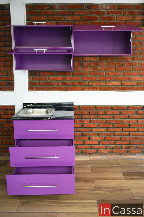 Todo lo que necesitas, organizado en una cocina que aprovecha cada centímetro. La Cocina Integral TEPOSCOLULA de 1.60 m para ESTUFA combina amplias alacenas superiores con apertura vertical y un módulo inferior de 80 cm con tres prácticos cajones, tarja de acero inoxidable y cubierta de formaica estilo mármol negro.