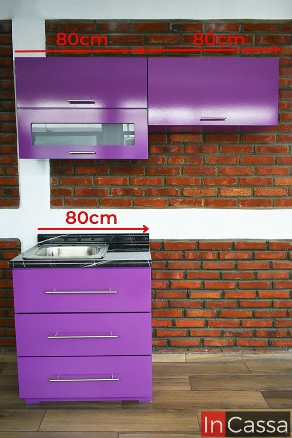Diseñada para aprovechar al máximo cada centímetro de tu espacio. La Cocina Integral TEPOSCOLULA se compone de un módulo inferior de 80 cm y dos alacenas superiores de 80 cm cada una, logrando una distribución total de 1.60 m diseñada para integrarse con una estufa.