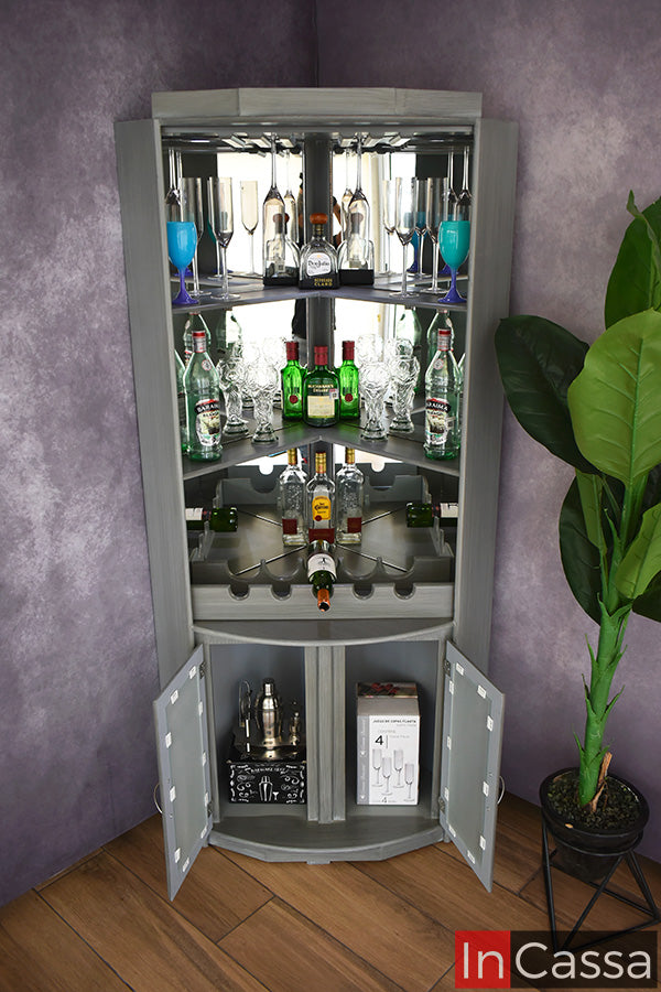 Se muestra la Cantina Modelo TEQUILA en color gris cenizo oscuro con sus puertas inferiores abiertas, permitiendo apreciar su excelente capacidad de almacenamiento. Incorpora espacios para copas, entrepaños para exhibir botellas y cristalería, botellero horizontal y un gabinete inferior ideal para organizar accesorios de bar, manteniendo todo ordenado, accesible y listo para disfrutar.