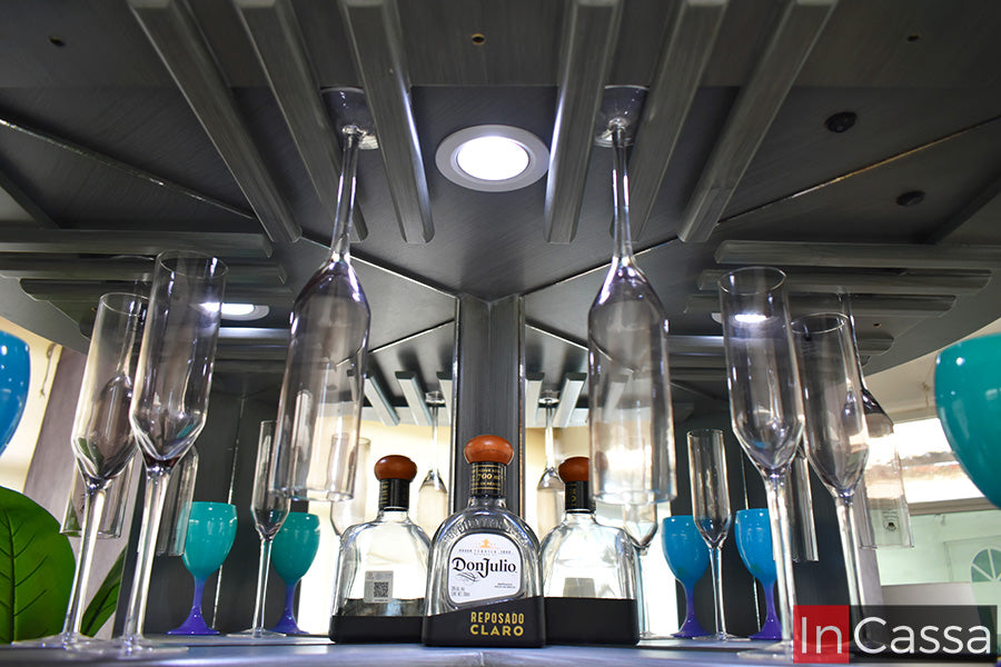 Se aprecia la parte superior de la Cantina Modelo TEQUILA en color gris cenizo oscuro, equipada con un práctico portacopas suspendido que permite organizar copas de vino y champagne de forma segura. Además, incorpora iluminación LED integrada que realza la exhibición de botellas y cristalería, creando un ambiente elegante y sofisticado para cualquier reunión.