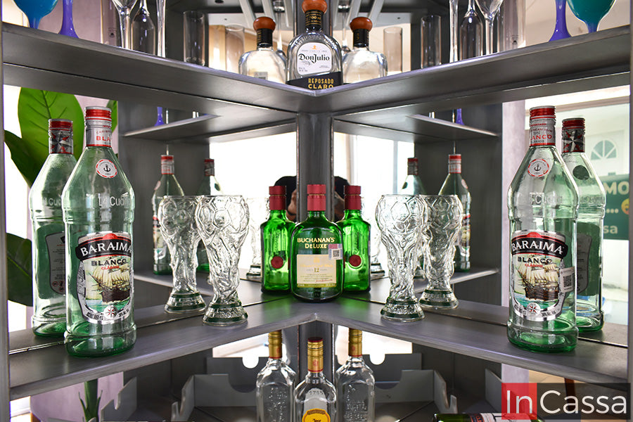 Se observa la zona central de la Cantina Modelo TEQUILA en color gris cenizo oscuro, diseñada con entrepaños y paneles con espejo que aportan mayor profundidad y elegancia. Sus espacios permiten exhibir botellas, vasos y copas de forma organizada, mientras la iluminación LED integrada resalta cada detalle y crea un ambiente sofisticado.