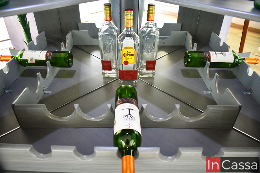 Se aprecia el botellero horizontal de la Cantina Modelo TEQUILA en color gris cenizo oscuro, diseñado para almacenar varias botellas de vino o licor de forma segura y organizada. Su estructura optimiza el espacio, facilita el acceso a cada botella y, junto con los espejos e iluminación LED, crea una presentación elegante y sofisticada para cualquier área social.