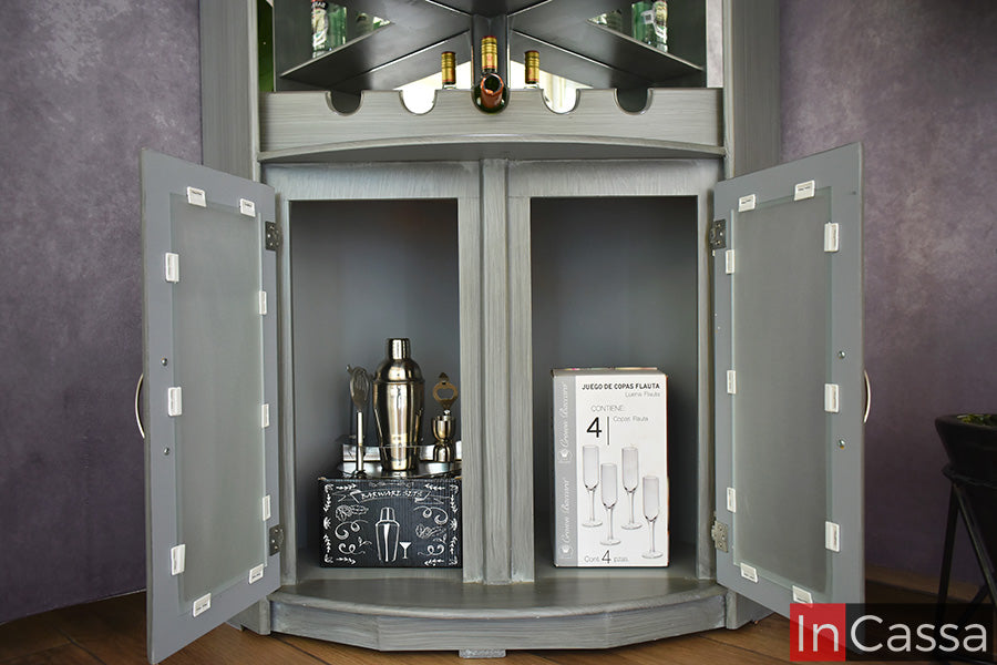 Se muestra el gabinete inferior de la Cantina Modelo TEQUILA en color gris cenizo oscuro, equipado con puertas de cristal esmerilado que resguardan el contenido con un toque elegante. Su amplio espacio interior es ideal para organizar accesorios de bar, juegos de copas, hieleras o botellas, manteniendo todo protegido, ordenado y siempre al alcance para tus reuniones.