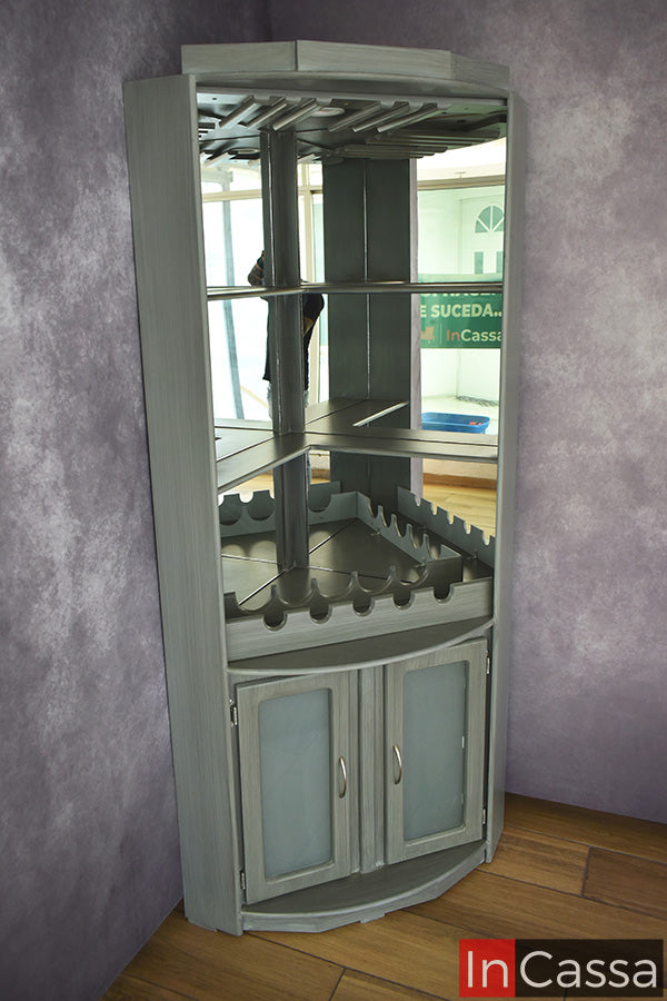 Se observa la Cantina Modelo TEQUILA en color gris cenizo oscuro sin accesorios, permitiendo apreciar su diseño interior. Incorpora portacopas suspendido, entrepaños con espejos, botellero horizontal, iluminación LED y gabinete inferior con puertas de cristal esmerilado, ofreciendo una distribución práctica para organizar y exhibir tu colección de bebidas con elegancia.
