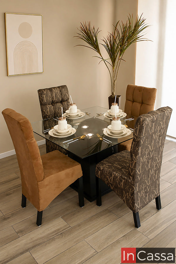 Se observa el Comedor Modelo TEXAS para 4 personas, con cubierta de cristal, pedestal en color chocolate y sillas tapizadas en suede camel y lino romano color chocolate. Su diseño contemporáneo combina materiales elegantes, gran comodidad y un atractivo contraste de texturas, ideal para crear un comedor moderno, sofisticado y lleno de personalidad.