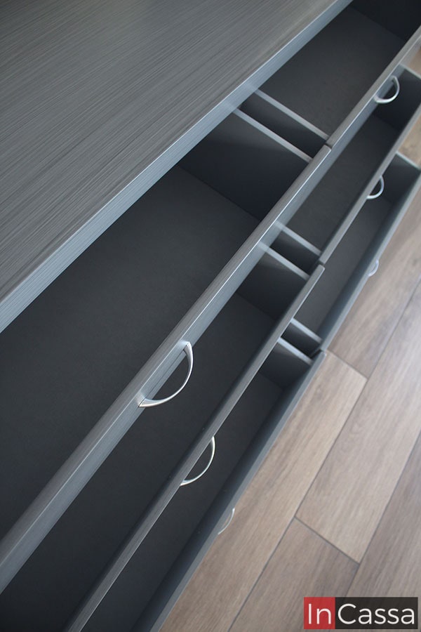 Un vistazo a los interiores de los cajones incorporados al tocador, donde podemos ver su profundidad y longitud. También dejando en evidencia que tanto los interiores como la estructura completa de cada tocador mantiene el mismo tono gris cenizo claro presente en las partes exteriores del tocador.