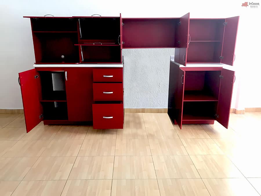 Se presenta una toma interior de la Cocina TORONTO para Estufa con todos los módulos abiertos. Se aprecian sus múltiples compartimentos, cajones funcionales, estantes interiores y puertas con bisagras metálicas. El acabado rojo quemado contrasta con las cubiertas de formaica blanco fresh.